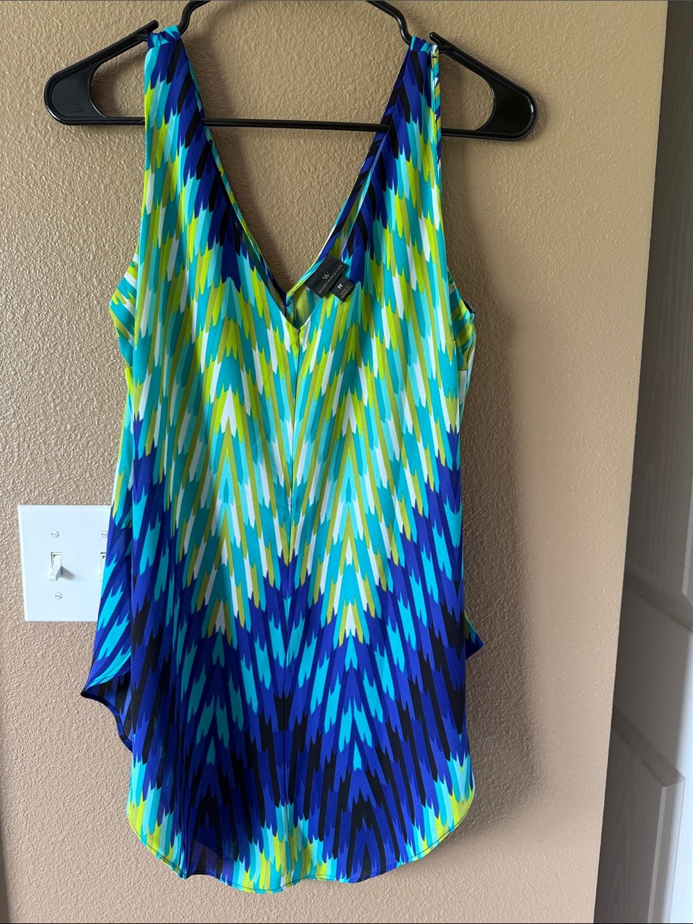 🥳 7/$10!! Vibrant Chevron print sleeveless tank - blue & green